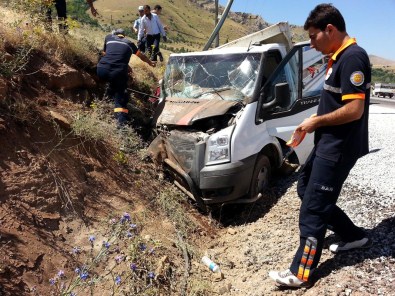 Kamyonet Elektrik Direğine Çarptı Açıklaması 1 Ölü, 2 Yaralı