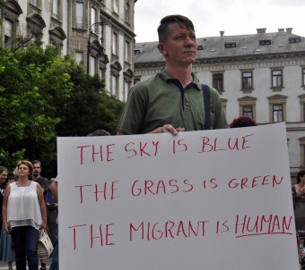 Macaristan'ın Sırbistan Sınırına Tel Örgü Çekmesi Protesto Edildi