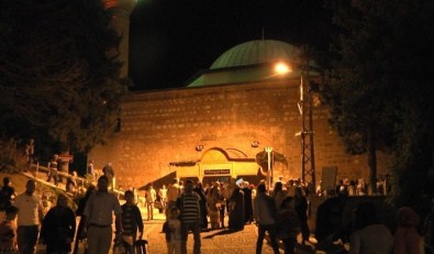 Şeyh Edebeali Türbesinde 5 Bin Kişi Aynı Anda İftar Yaptı