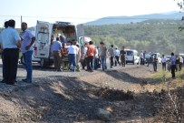 SEMIH SANCAR - Uşak'ta Trafik Kazası Açıklaması 1 Ölü, 4 Yaralı