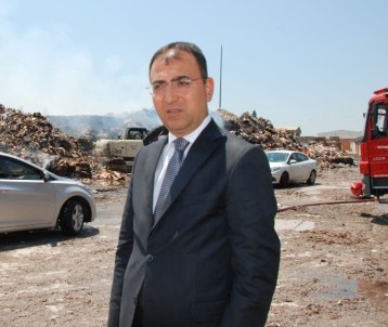 Vali Toprak Yanan Fabrikada İncelemelerde Bulundu