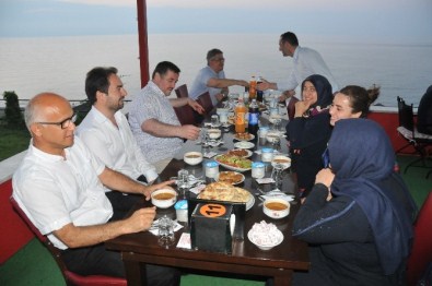 Akçakoca'da Muhtarlar İftarda Bir Araya Geldi