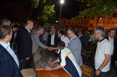 Başbakan Yardımcısı Bülent Arınç Teravih Namazı Sonrası Vatandaşlarla Çay İçti Sohbet Etti