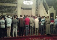 Diyarbakır'da Ramazan Ayının Son Teravih Namazı Kılındı