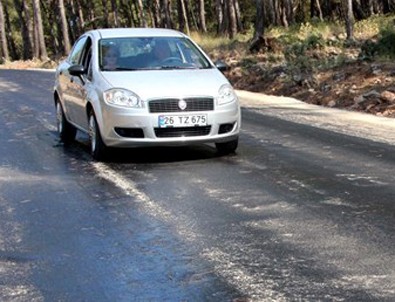 Fethiye’de asfalt eriten sıcak