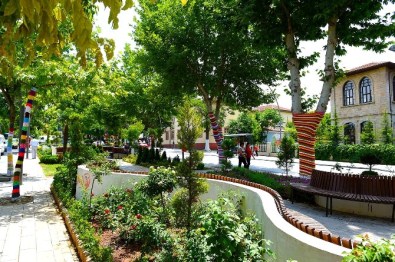 Malatya Büyükşehir Belediyesi'nden 'Ağaç Giydirme Sanatı' Projesi