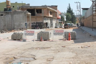 Reyhanlı'da Yollar Parke Taşı İşle Kaplanıyor