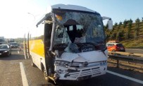 SERVİS OTOBÜSÜ - TEM'de Seyreden Servis Otobüsü Kamyona Çarptı Açıklaması 3 Yaralı