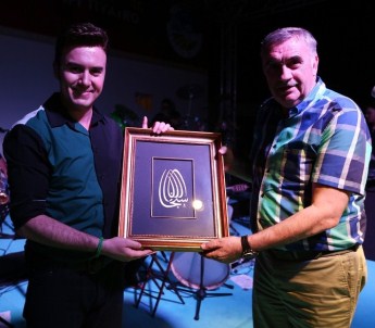 Ünlü Sanatçı Ceceli, Konserde İlahi Söyledi