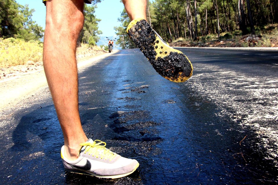 Fethiye’de asfalt eriten sıcak