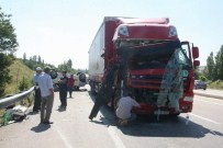 BAYRAM ZİYARETİ - Afyonkarahisar'da Trafik Kazası Açıklaması 1 Ölü, 3 Yaralı