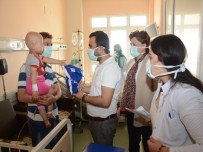 FATMA GÜLDEMET - AK Gençlerden Hastanedeki Çocuklara Bayramlık