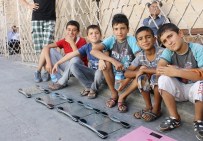 Akranları Tatilde, Onlar Geçim Derdinde