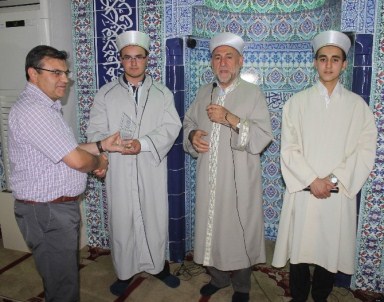 Beyşehir'de Hatimle Teravih Namazı Kıldıran Hafızlara Plaket