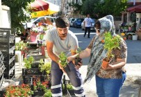 MEZARLIK ZİYARETİ - Çiğli Belediyesi Arefe Gününde Çiçek Dağıttı
