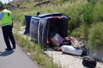 BAYRAM ZİYARETİ - Çorum'da Otomobil Şarampole Uçtu Açıklaması 3 Yaralı