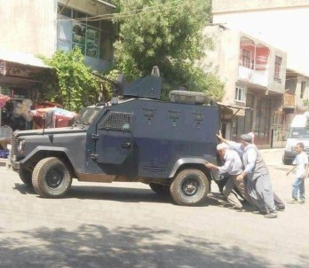 Diyarbakır'da Yolda Kalan Zırhlı Araca Vatandaşlar Yardım Etti