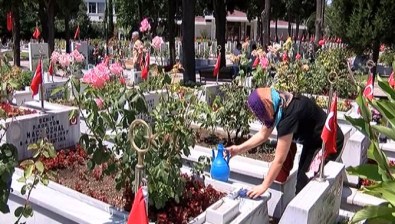 Edirnekapı Şehitliğine Ziyaretçi Akını