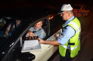 Karabük'te Trafik Polisinden Sürücülere Çikolata İkramı