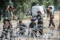 GÖÇ DALGASI - Macaristan'ın Sırbistan Sınırına Tel Örgü Çekmesi