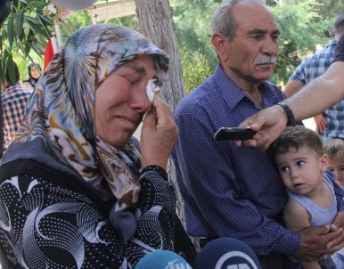 Şehit Annesi Açıklaması 'Bizim Bayramımız Yok Gelip Taşları Seviyoruz'