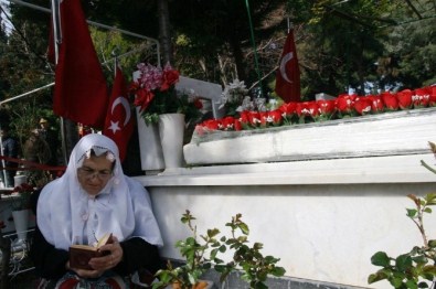 Şehitliklerde Hüzünlü Bayram