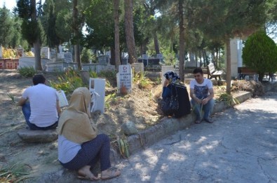Selendi'de Mezarlıklara Ziyaretçi Akını