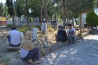 OTOBÜS SEFERLERİ - Selendi'de Mezarlıklara Ziyaretçi Akını