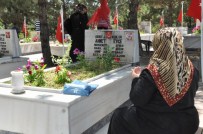 KABRISTAN - Sivas'ta Şehitlikte Hüzünlü Arife