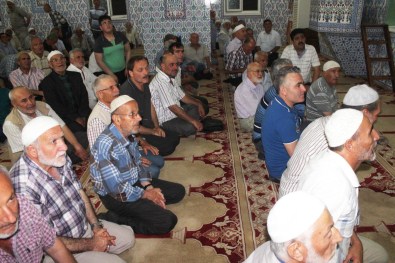 Teravih Namazını Hatimle Kıldıran Hafızlar Ödüllendirildi