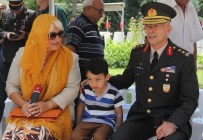 BAHADıR KÖSE - Vali Büyük Arife Günü Şehitliği Ziyaret Etti