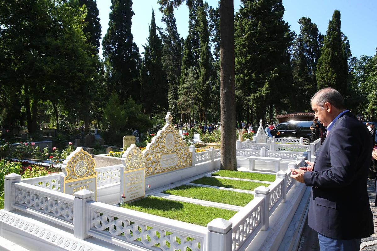 Cumhurbaşkanı Erdoğan'dan bayram arifesinde mezarlık ziyareti