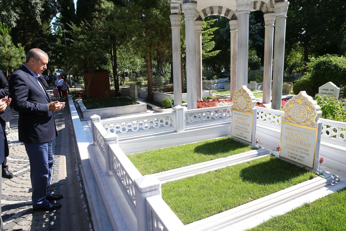 Cumhurbaşkanı Erdoğan'dan bayram arifesinde mezarlık ziyareti