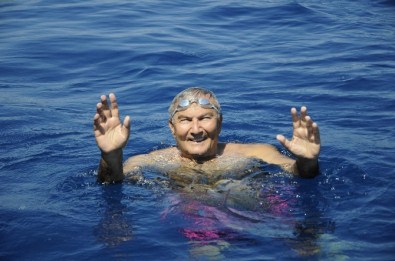 77'Lik Baykal'dan Yüzme Performansı
