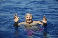 DENİZ BAYKAL - 77'Lik Baykal'dan Yüzme Performansı