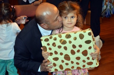 Bakan Işık Önce Çocuklarla Sonra Yaşlılarla Bayramlaştı