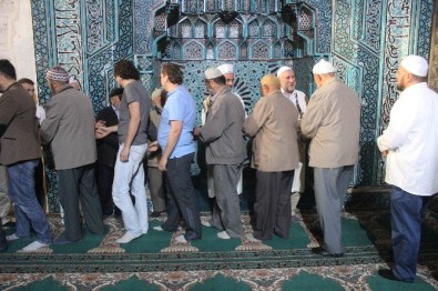 Beyşehir'de Vatandaşlar Bayram Namazında Camilere Akın Etti