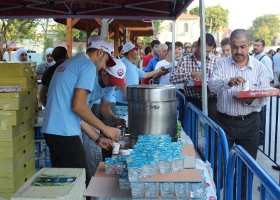 Binlerce Kişi Ramazan Sonrası İlk Kahvaltıyı Fatih Camisinde Yaptı
