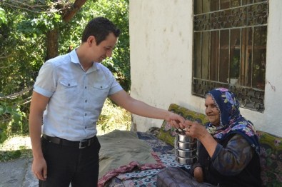 Kocasinan Kaymakamlığı Ramazan Ayında 69 Yaşlının Evine Yemek Götürdü