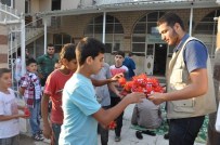 BAYRAM ŞEKERİ - Suriyeliler Bayram Şekeri Dağıttı