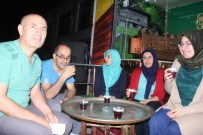 SAHİL YOLU - Tatilcilere Zorunlu Çay Ve Horon Molası