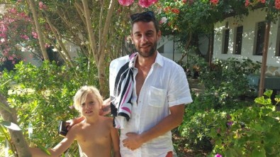 Ünlü Oyuncu Omzunda Havlusuyla Objektiflere Takıldı