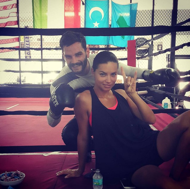 Adriana Lima bozkurt işareti yapıp uludu