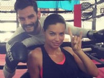 ACUN ILICALI - Adriana Lima bozkurt işareti yapıp uludu