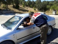 BAYRAM ŞEKERİ - Beyşehir Jandarmasından Sürücülere Bayram Şekeri