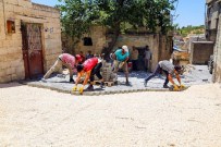 KALDIRIM ÇALIŞMASI - Bilekli Çocuklar İlk Defa Kilit Taşı Üzerinde Koşmaya Başladılar