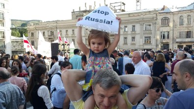 Gürcistan'da Rusya Karşıtı Protesto