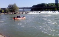 SALTUKOVA - Irmağa Giren Şahıs Kayboldu