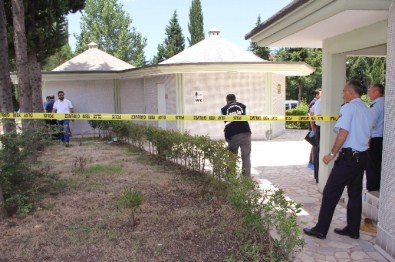 Mezarlıktaki Caminin Tuvaletinde Ölü Bulundu