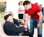 RIZA KAYAALP - Milli Güreşçi Rıza Kayaalp'ten Huzurevi Ziyareti